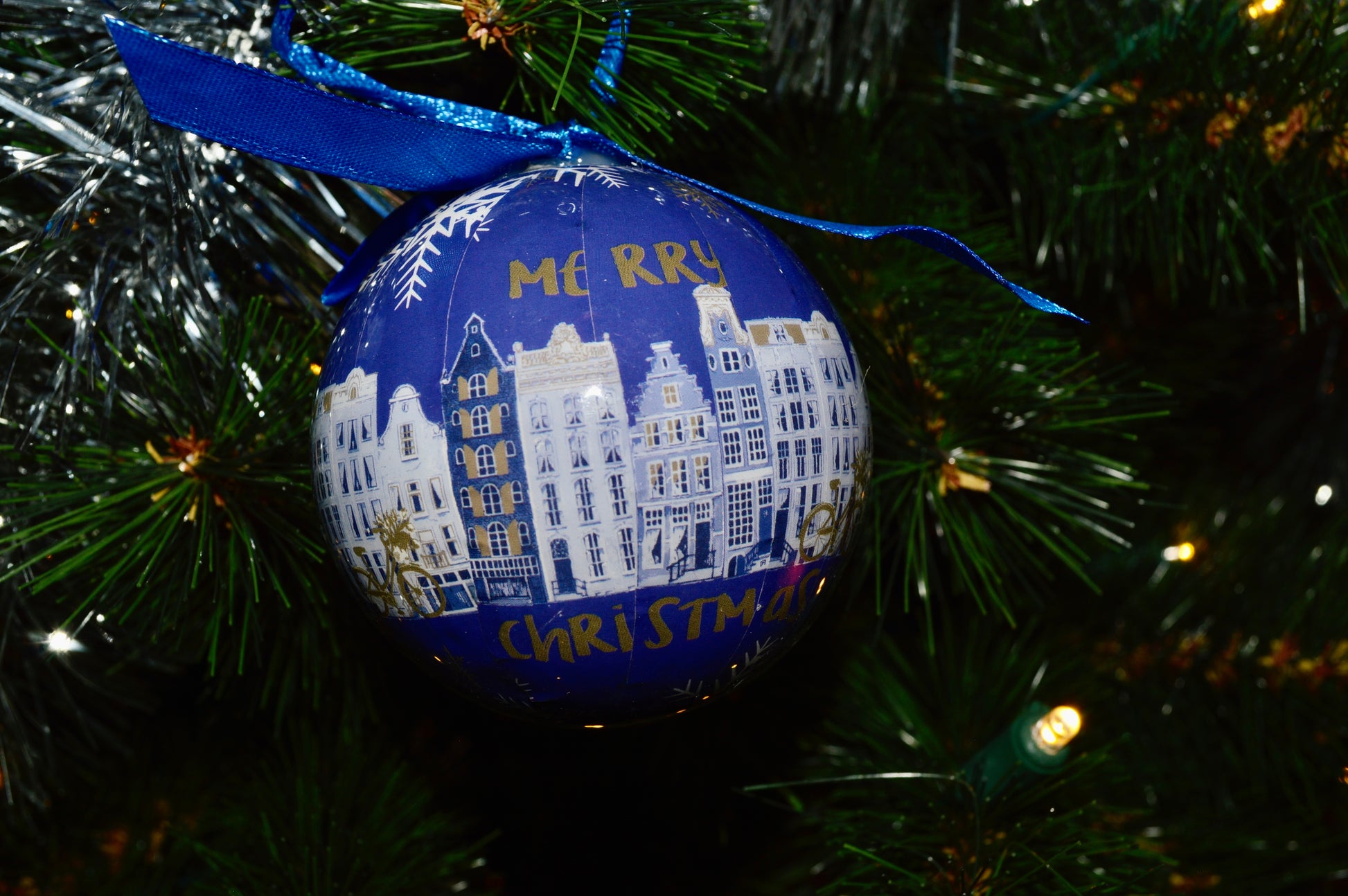 hollandse kerstballen kerstversiering kerstmis kerst kerst ornament kerstboom kerstbal blauw wit goud amsterdamse grachten amsterdam gevels huisjes iconisch typisch hollands holland kerstcadeau versiering seizoensversiering giftbox cadeaupakket kado idee merry christmas