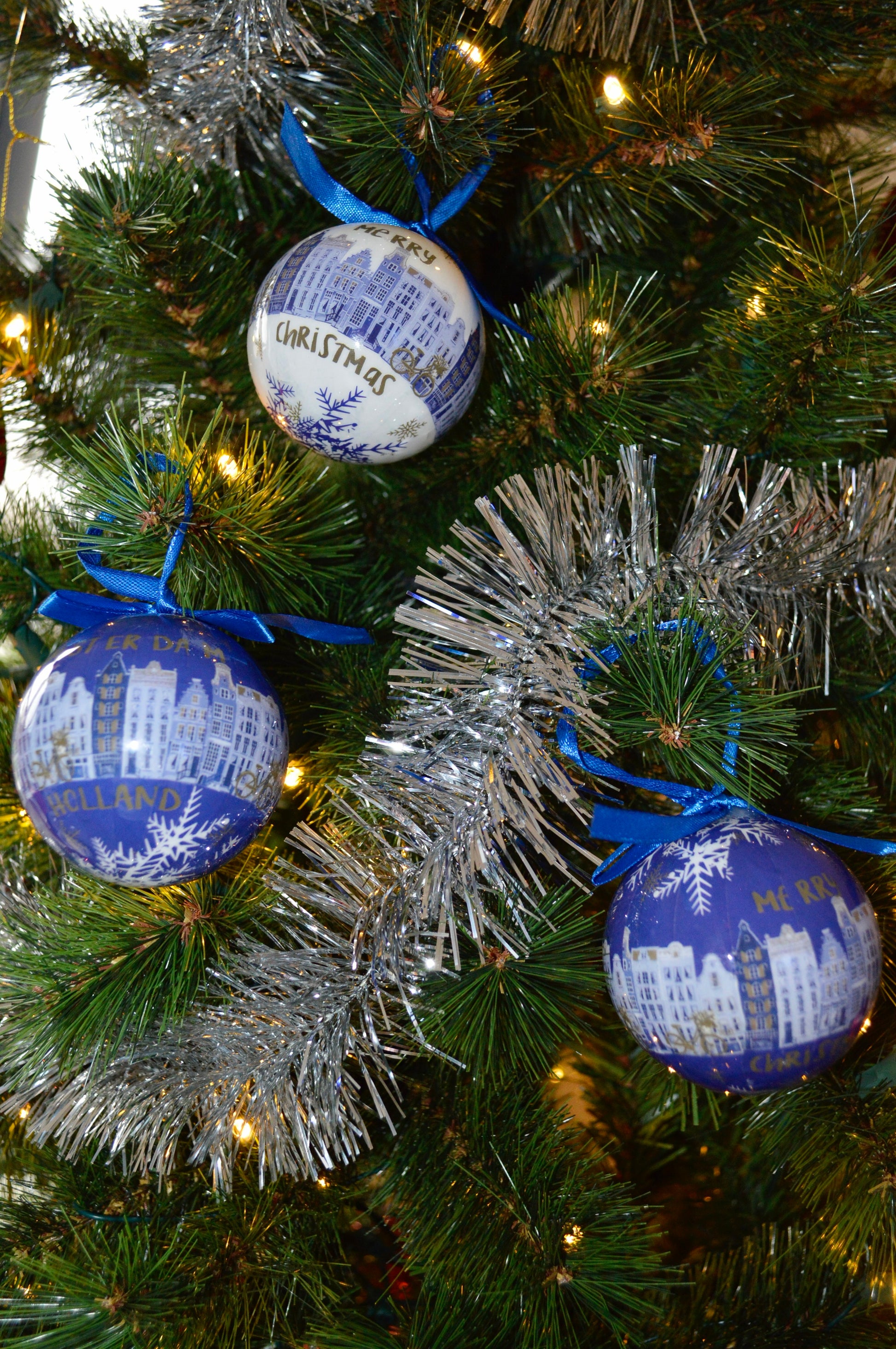 hollandse kerstballen kerstversiering kerstmis kerst kerst ornament kerstboom kerstbal blauw wit goud amsterdamse grachten amsterdam gevels huisjes iconisch typisch hollands holland kerstcadeau versiering seizoensversiering giftbox cadeaupakket kado idee merry christmas