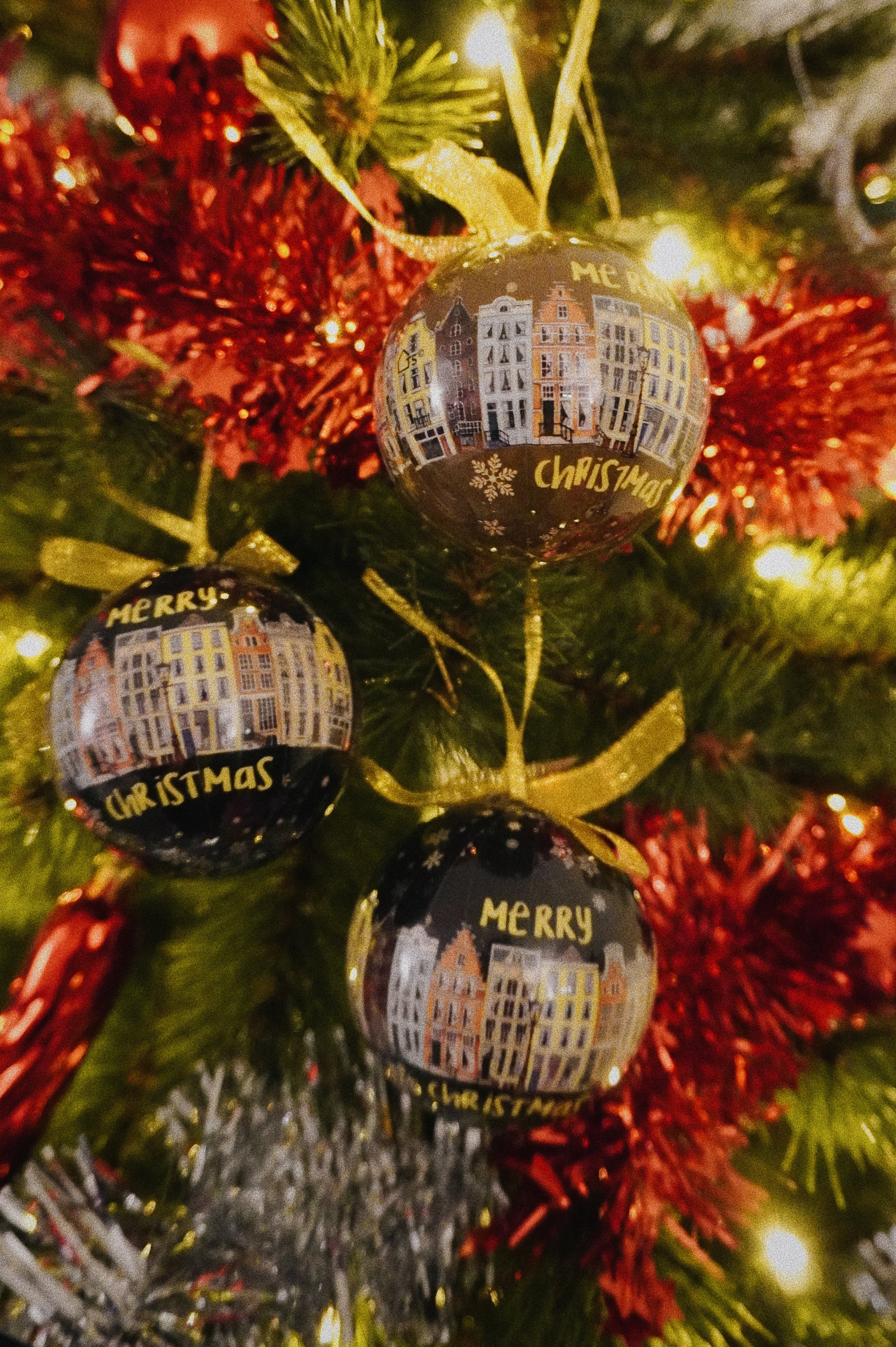 Trek je kerstboom uit de kast en versier je kerstboom met alleen de mooiste kerstballen. Deze zwarte bal past perfect in combinatie met andere kleuren. Een erg mooie bal met "Amsterdam Holland" erop geprint. Rondom de hele kerstbal zijn de iconische Amsterdamse grachten te vinden. En als kers op de taart staat "Merry Christmas" ook op de bal geschreven.