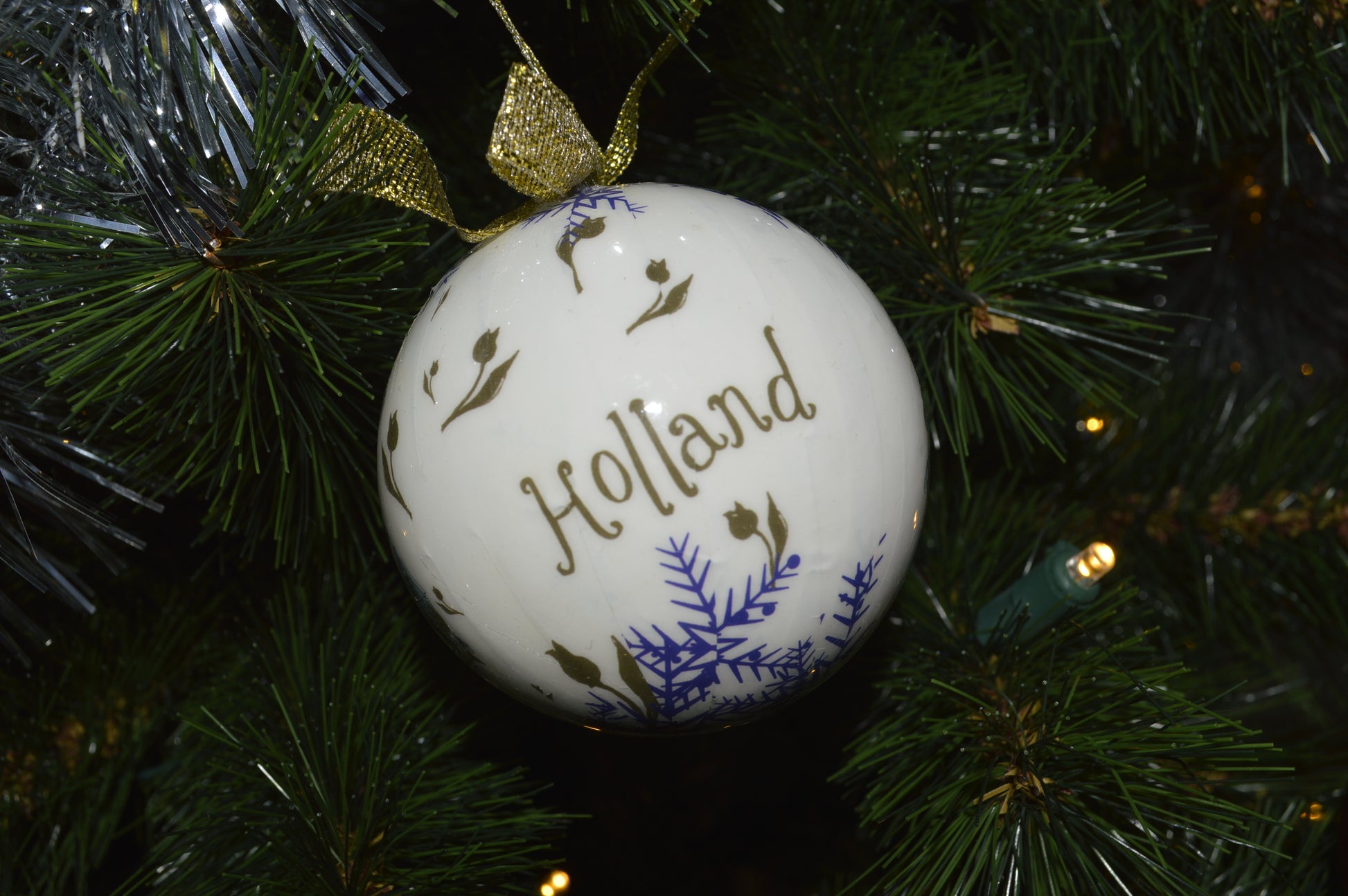 holland kerstballen blauw goud wit kerst ornamenten kerstmis tulpen molen toerist amsterdam nederlands hollandse kerstballen kerstversiering kerstmis kerst kerst ornament kerstboom kerstbal blauw wit goud amsterdamse grachten amsterdam gevels huisjes iconisch typisch hollands holland kerstcadeau versiering seizoensversiering giftbox cadeaupakket kado idee merry christmas