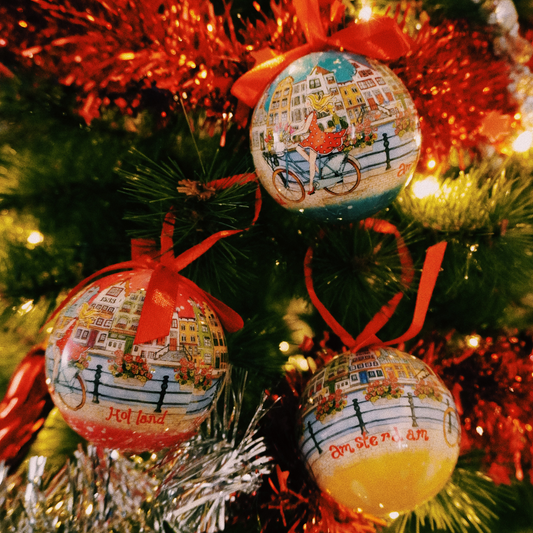 holland gift box fiets rood cadeau idee leuk kado meisje op de fiets op de amsterdamse grachten in nederland hoofdstad kerst ornament kerstbal grote kerstbal kerstmis 3 stuks cadeauverpakking voordeelverpakking kerstmis kerstboom seizoensversiering